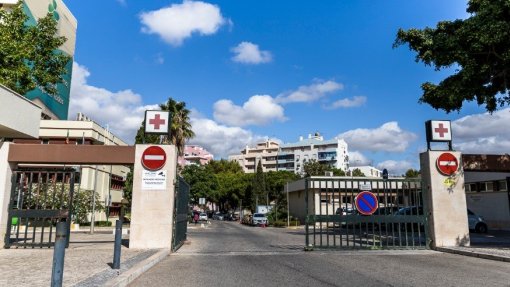 Médica que denunciou más práticas em Faro ilibada de pagar indemnização