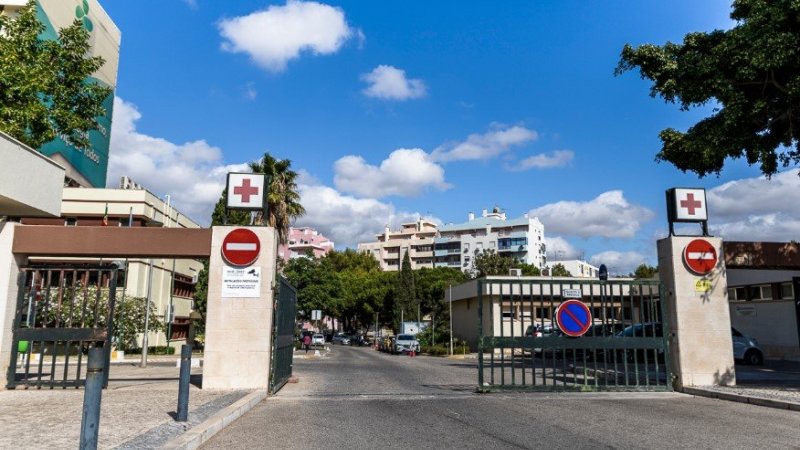 Médica que denunciou más práticas em Faro ilibada de pagar indemnização