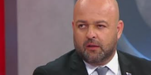 Dezenas protestam junto ao parlamento em defesa do serviço de emergência médica