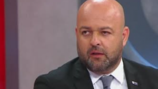 Dezenas protestam junto ao parlamento em defesa do serviço de emergência médica