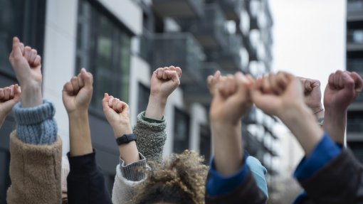 Trabalhadores da Saúde protestam frente a hospital privado e declaram apoio à greve geral