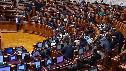 Chega e IL acusam Governo de repetir práticas e erros do PS na saúde