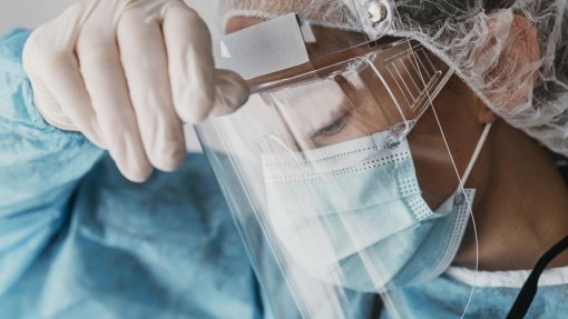 Ébola: Brasil investiga caso suspeito em homem que viajou para África