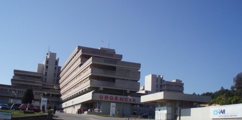 Profissionais de saúde de Viana do Castelo desfilam em passagem de modelos feitos com desperdício hospitalar