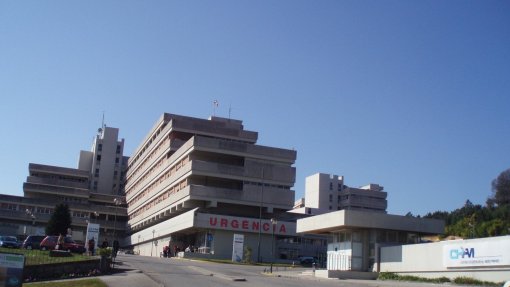 Profissionais de saúde de Viana do Castelo desfilam em passagem de modelos feitos com desperdício hospitalar