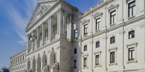 AR debate proposta do Governo para isentar indemnizações às vítimas de abusos na Igreja Católica