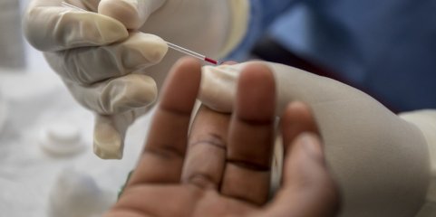 Cortes no financiamento provocam queda acentuada na prevenção do VIH, diz a UNAIDS