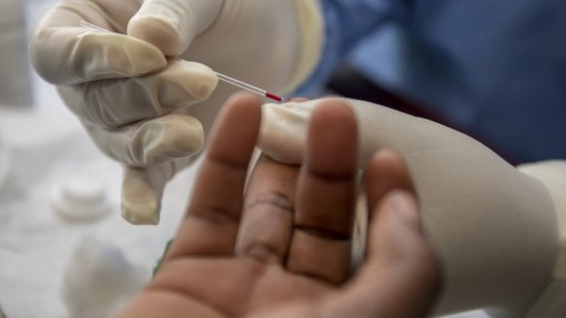 Cortes no financiamento provocam queda acentuada na prevenção do VIH, diz a UNAIDS