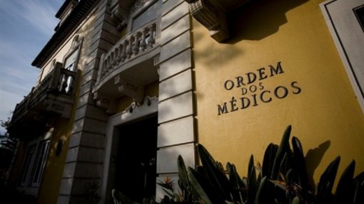 Ordem dos Médicos recebe até 6 queixas/mês por conflitos e violência psicológica