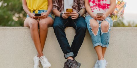Adolescentes cujos pais se distraem mais com os telemóveis são mais inseguros