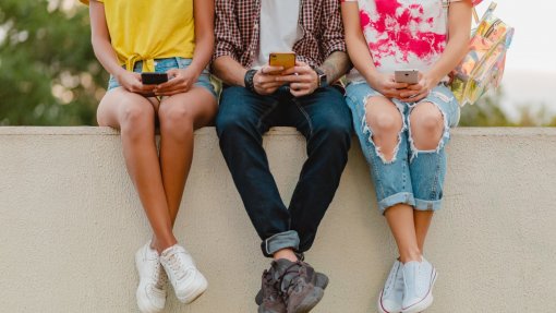 Adolescentes cujos pais se distraem mais com os telemóveis são mais inseguros
