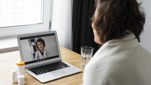 Ministra da Saúde defende a necessidade de regulamentar a telemedicina