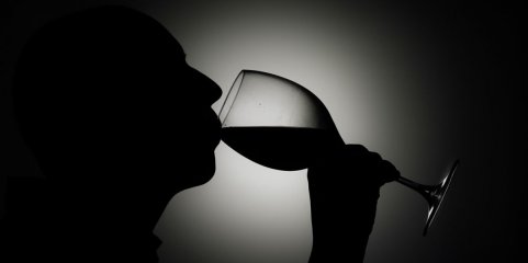 Quase 1,5 milhões bebem álcool e 1,3 milhões fumam diariamente em Portugal - INE