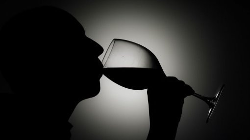 Quase 1,5 milhões bebem álcool e 1,3 milhões fumam diariamente em Portugal - INE
