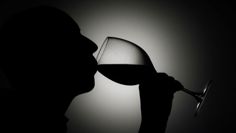 Quase 1,5 milhões bebem álcool e 1,3 milhões fumam diariamente em Portugal - INE