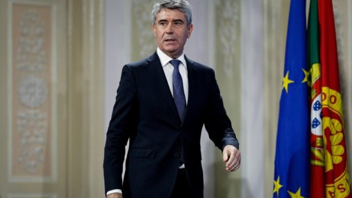 Carneiro aponta "namoro com beijos e amuos" entre AD e Chega e diz que alternativa é o PS