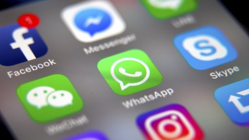 Acesso precoce às redes sociais tem impactos visíveis nas salas de aula e consultórios