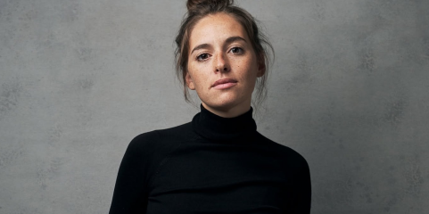 Sara Barros Leitão estreia peça sobre aborto “Nós, Sozinhas” no Theatro Circo