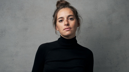 Sara Barros Leitão estreia peça sobre aborto “Nós, Sozinhas” no Theatro Circo