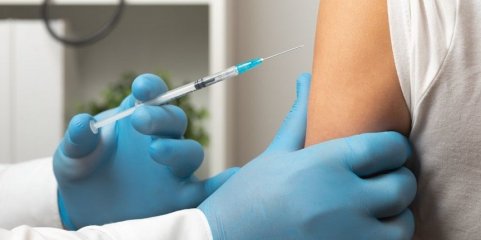 Governo mantém verba de 7,6 milhões para vacinação da gripe e covid-19 nas farmácias