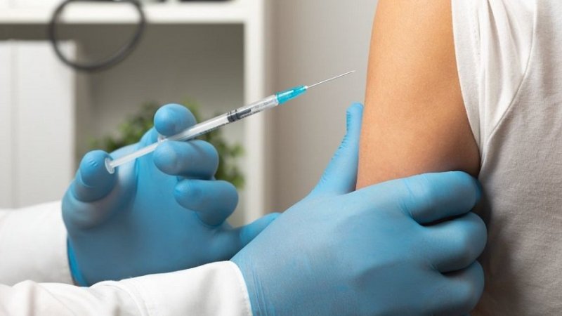 Governo mantém verba de 7,6 milhões para vacinação da gripe e covid-19 nas farmácias