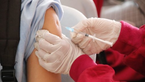 Administração de vacinas contra covid-19 baixou e contra a gripe estabilizou - DGS