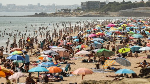 Aviso vermelho em vigor até domingo devido ao calor alargado a 12 distritos