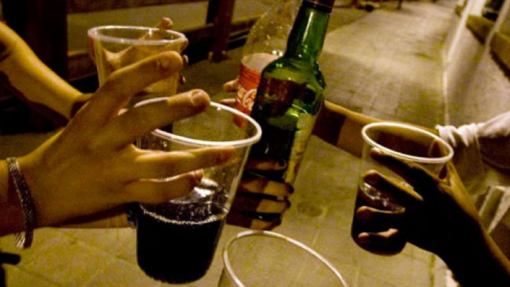 Laos diz não conseguir relacionar morte de turistas com álcool adulterado