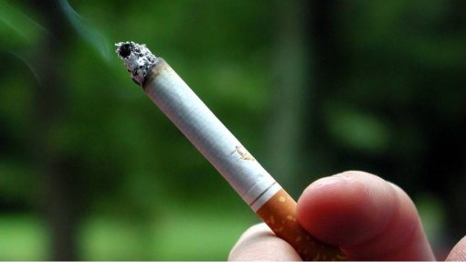 Farmacêutica alerta que uma única ponta de cigarro contamina mil litros de água
