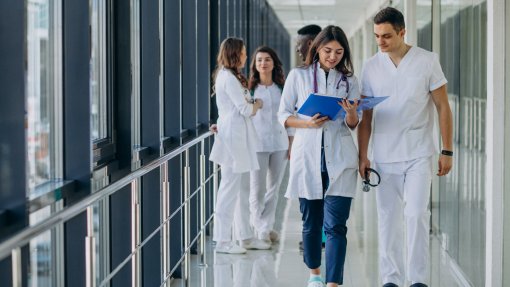 Cerca de um terço dos médicos a exercer em 2024 tinha menos de 35 anos - INE