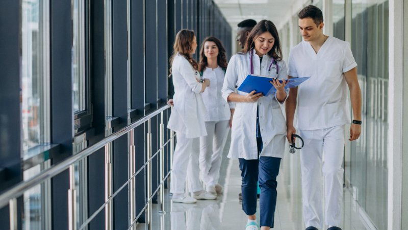 Cerca de um terço dos médicos a exercer em 2024 tinha menos de 35 anos - INE