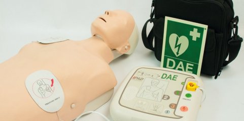 PAREDES DE COURA: Desfibrilhadores automáticos externos com pessoal capacitado