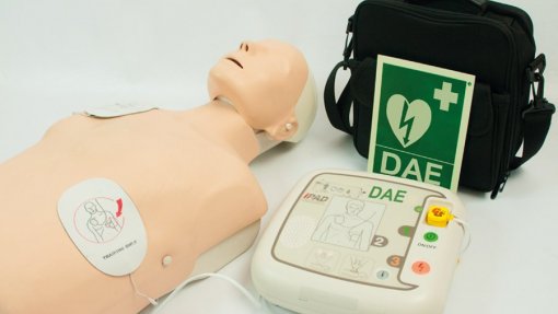 PAREDES DE COURA: Desfibrilhadores automáticos externos com pessoal capacitado