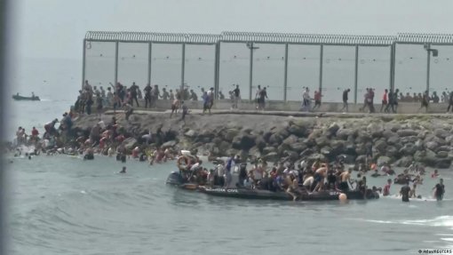 Pelo menos 24 mortos em Ceuta, centenas de pessoas estão a voltar a Marrocos