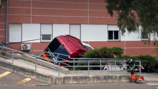 Um morto e três feridos após embate de autocarro contra hospital de Tomar