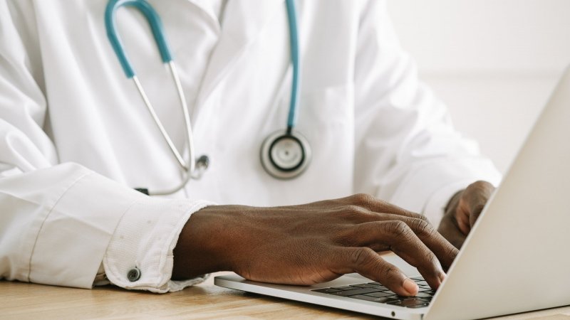 Médicos pedem simpificação urgente na atualização de dados dos utentes