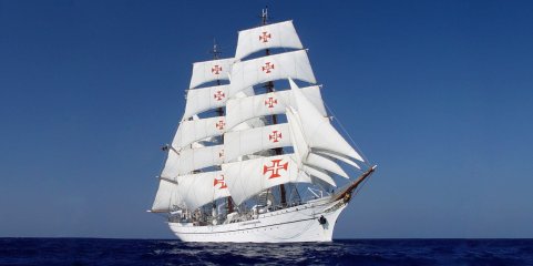 ANGRA DO HEROÍSMO: Militares do Navio-Escola Sagres visitam pediatria do hospital