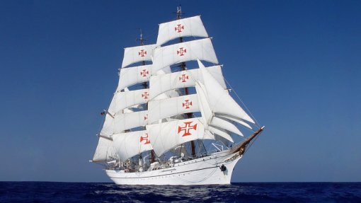 ANGRA DO HEROÍSMO: Militares do Navio-Escola Sagres visitam pediatria do hospital