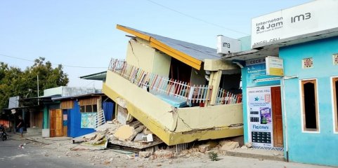 Fortes réplicas atingem ilha indonésia cinco dias após sismo de magnitude 7,7