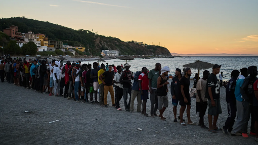 Espanha disponibiliza abrigos temporários para 1.800 migrantes em Ceuta