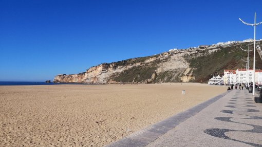 Análises à qualidade da água levam a proibição de banhos na praia da Nazaré