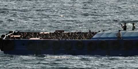 Um morto e 25 desaparecidos em naufrágio de barco de migrantes na Grécia