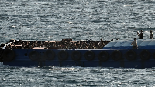 Um morto e 25 desaparecidos em naufrágio de barco de migrantes na Grécia