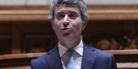 Carneiro assinala 47 anos do SNS com promessa de o defender e valorizar