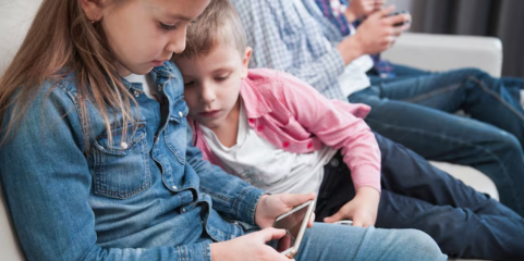 Comissão Europeia quer proibir redes sociais a menores de 13 anos