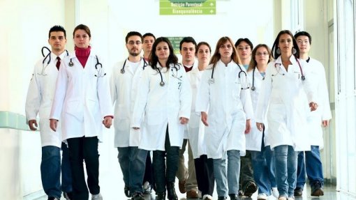 Reitor da U.Porto avisa caloiros que podem ser anti-praxe e que há ajuda na saúde mental