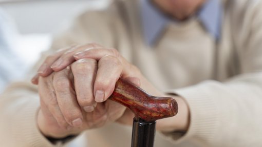 Cerca de 46% dos idosos têm dificuldade em fazer pelo menos uma tarefa doméstica