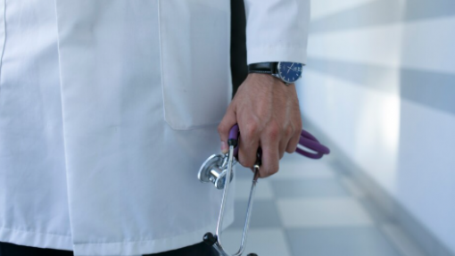 Médico suspeito de violar paciente em Albufeira fica em prisão preventiva