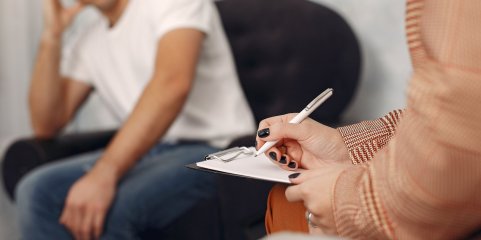 Quase um quinto das pessoas entre os 25 e os 34 anos procurou apoio de saúde mental em 2025