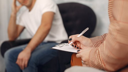 Quase um quinto das pessoas entre os 25 e os 34 anos procurou apoio de saúde mental em 2025